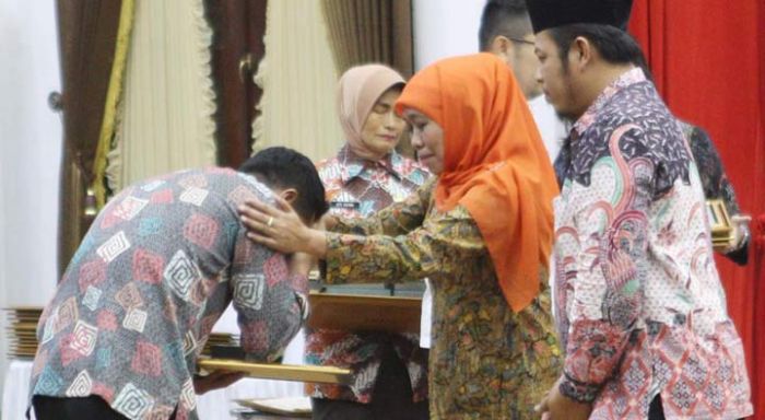 Gubernur Serahkan Santunan untuk 58 Petugas Penyelenggara Pemilu yang Wafat Saat Tugas Gubernur Serahkan Santunan untuk 58 Petugas Penyelenggara Pemilu yang Wafat Saat Tugas
