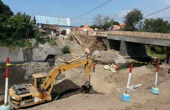 Pihak Kontraktor Jembatan Randumerak Abaikan Garis Polisi, tetap Beraktivitas Usai Ambrol Pihak Kontraktor Jembatan Randumerak Abaikan Garis Polisi, tetap Beraktivitas Usai Ambrol