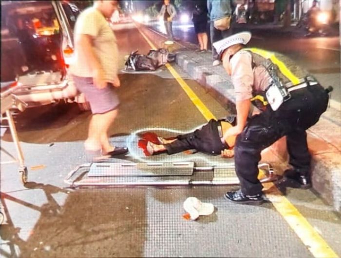 Pemotor Alami Luka Berat Usai Tabrak Truk Wing Box di Raya Gilang Sidoarjo