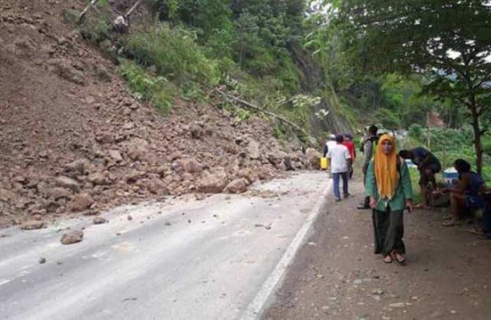 Jalur Pacitan-Ponorogo Kembali Tertutup Tanah Longsor Jalur Pacitan-Ponorogo Kembali Tertutup Tanah Longsor