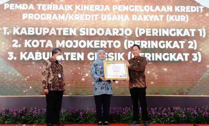 Serahkan DIPA dan TKD Rp 121, 28 Triliun, Khofifah Minta Penerima untuk Sat-set dalam Pencairan Serahkan DIPA dan TKD Rp 121, 28 Triliun, Khofifah Minta Penerima untuk Sat-set dalam Pencairan