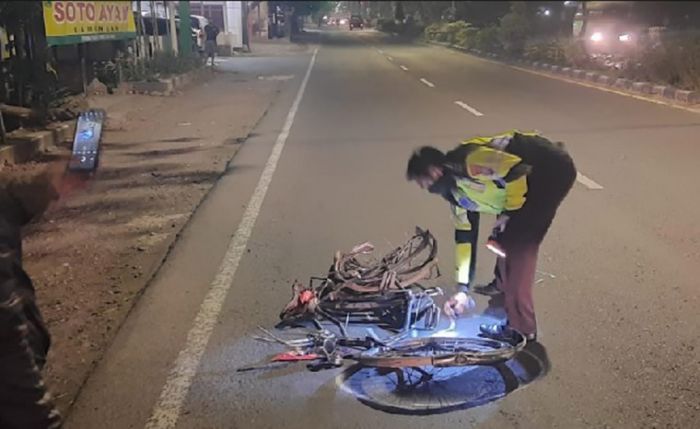 Pengayuh Sepeda Tewas Ditabrak Truk dari Belakang di Sidoarjo Pengayuh Sepeda Tewas Ditabrak Truk dari Belakang di Sidoarjo