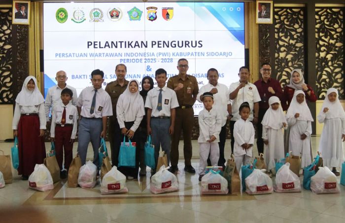 Pelantikan Pengurus PWI Sidoarjo 2025-2028 Dibarengi Baksos