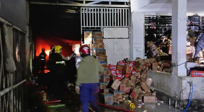 Gudang Kertas di Jalan Dr. Sutomo Kediri Ludes Terbakar