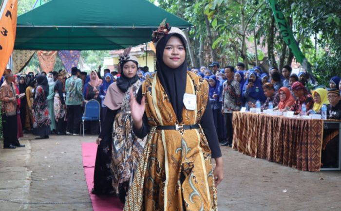 Peringati Hari Batik Nasional, Pondok Pesantren Sumber Bungur Pamekasan Gelar Karnaval Batik