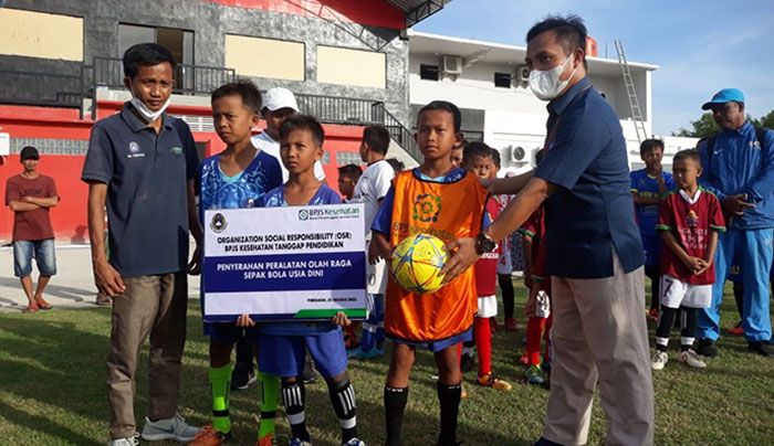 Peringati Hari Anak, PWI dan BPJS Kesehatan Beri Bantuan untuk 9 SSB di Pamekasan