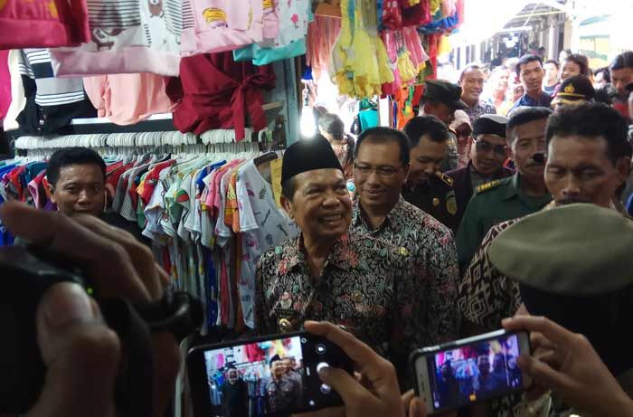 Wali Kota Mojokerto Resmikan Relokasi Pedagang Benpas, Upayakan Bangun Pasar Permanen 2 Lantai Wali Kota Mojokerto Resmikan Relokasi Pedagang Benpas, Upayakan Bangun Pasar Permanen 2 Lantai