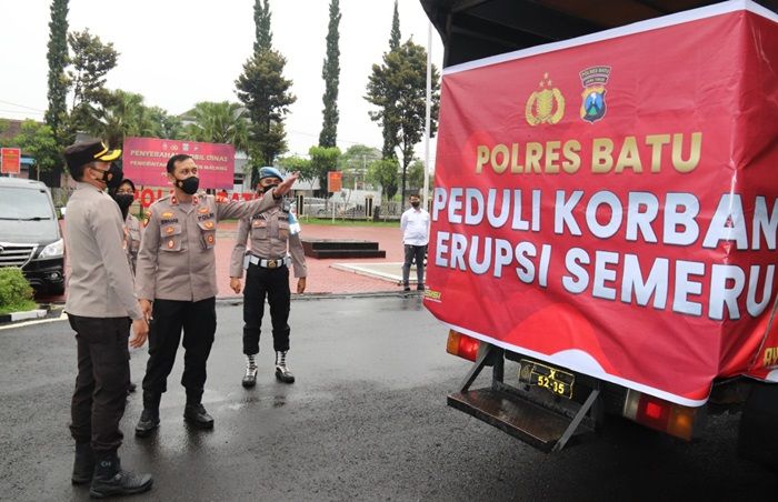 Kapolres Batu Pimpin Penyaluran Bantuan kepada Pengungsi Korban Erupsi Semeru Kapolres Batu Pimpin Penyaluran Bantuan kepada Pengungsi Korban Erupsi Semeru