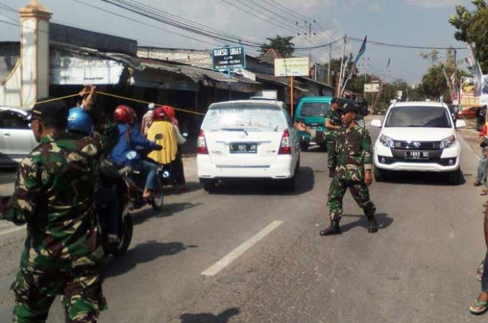 Personel Kodim 0829 Bangkalan Bantu Atur Lalu Lintas Lebaran 