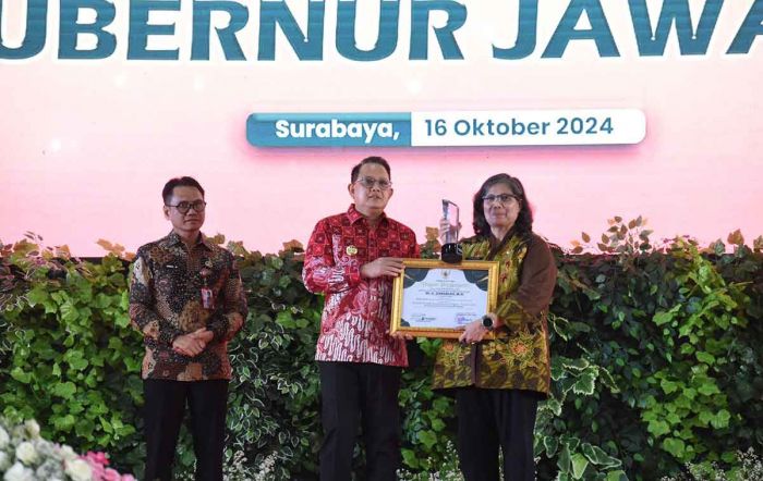 Kembali Torehkan Prestasi, Pj Wali Kota Kediri Sabet Penghargaan di Hari Pangan Sedunia Kembali Torehkan Prestasi, Pj Wali Kota Kediri Sabet Penghargaan di Hari Pangan Sedunia