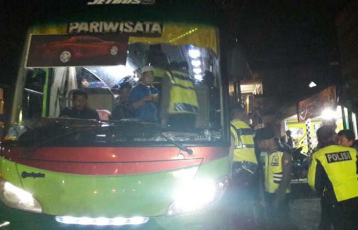 Rombongan Bus Ziarah Tak Jelas Tujuan, Polres Batu Kembalikan ke Rumah Masing-masing Rombongan Bus Ziarah Tak Jelas Tujuan, Polres Batu Kembalikan ke Rumah Masing-masing