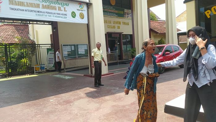 Seorang Nenek Nekat Telanjang Bulat dan Teriak Nama Jokowi di PN Tuban, Ada Apa? Seorang Nenek Nekat Telanjang Bulat dan Teriak Nama Jokowi di PN Tuban, Ada Apa?