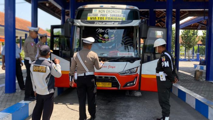 Satlantas Polres Kediri Gelar Rampcheck Kendaraan di Terminal Pare Satlantas Polres Kediri Gelar Rampcheck Kendaraan di Terminal Pare