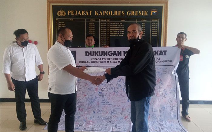 IDR Serahkan Tanda Tangan Dukungan Penanganan Dugaan Korupsi Perumda Giri Tirta ke Polres Gresik IDR Serahkan Tanda Tangan Dukungan Penanganan Dugaan Korupsi Perumda Giri Tirta ke Polres Gresik