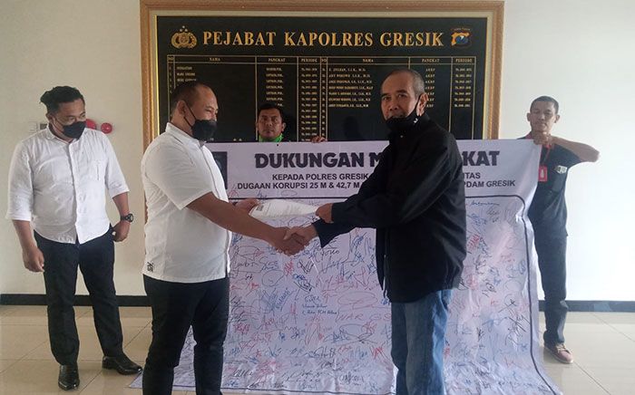 IDR Serahkan Tanda Tangan Dukungan Penanganan Dugaan Korupsi Perumda Giri Tirta ke Polres Gresik