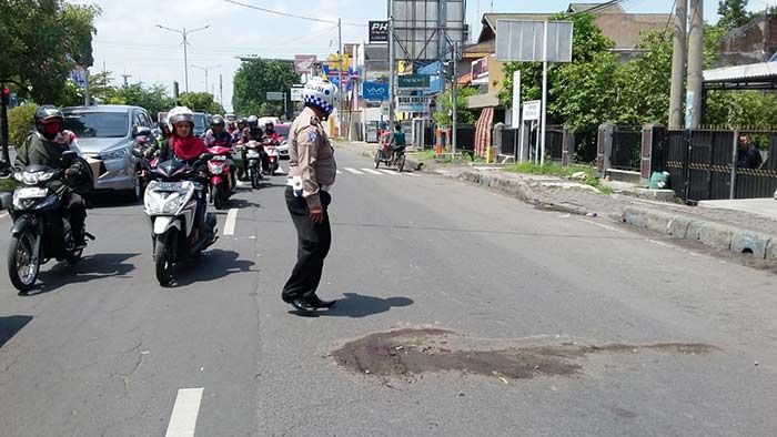 Oleng Kena Senggolan, Guru di Sidoarjo Tewas Dilindas Truk Oleng Kena Senggolan, Guru di Sidoarjo Tewas Dilindas Truk