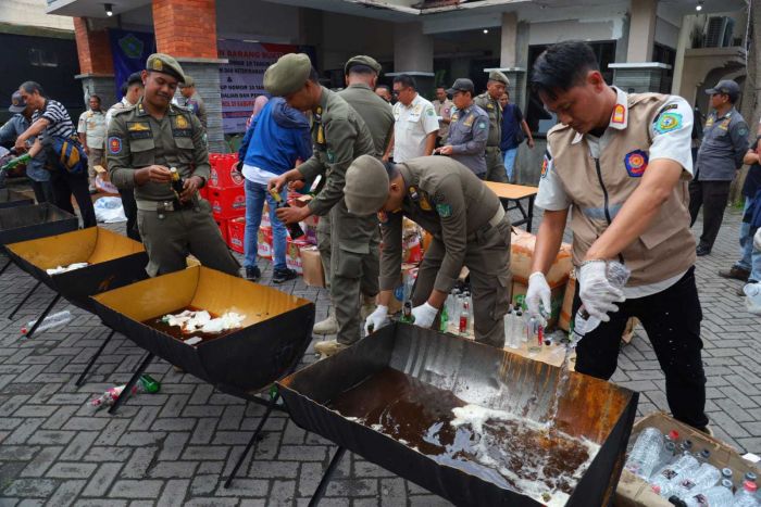 Jelang Nataru 2026, Satpol PP Sidoarjo Musnahkan Ribuan Botol Miras Ilegal Hasil Penindakan