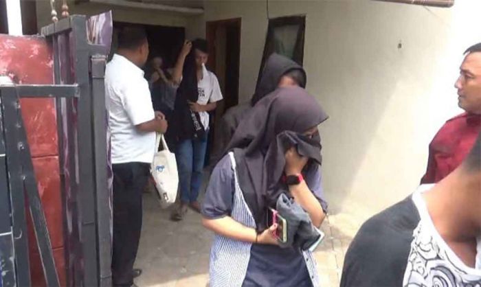 Diduga untuk Tempat Prostitusi, Rumah Kos di Jombang Digerebek Warga Diduga untuk Tempat Prostitusi, Rumah Kos di Jombang Digerebek Warga