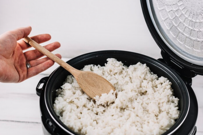 Awas! Makan Nasi Panas Bisa Bahaya untuk Orang dengan Kondisi ini dan Cara Mengatasinya