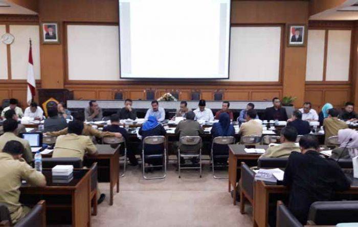 Pansus LKPJ Akhir Anggaran Tahun 2015 DPRD Gresik Beber Hasil Evaluasi Kinerja SKPD Pansus LKPJ Akhir Anggaran Tahun 2015 DPRD Gresik Beber Hasil Evaluasi Kinerja SKPD