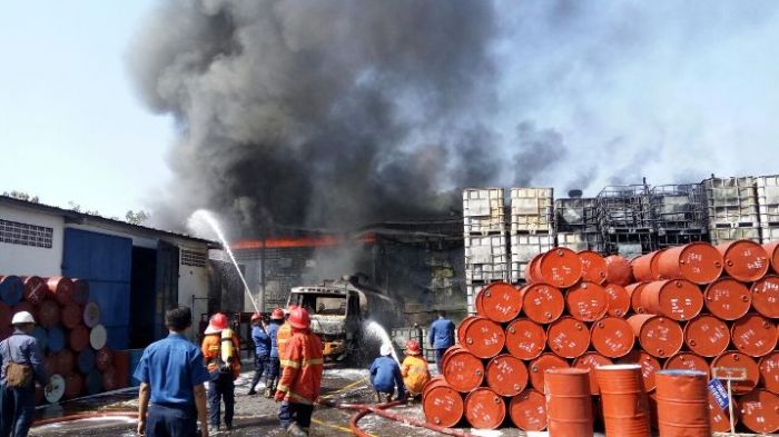 Gudang Kimia di Geluran Sidoarjo Dilalap Api Gudang Kimia di Geluran Sidoarjo Dilalap Api