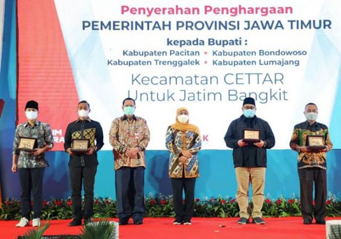 Launching Kecamatan CETTAR, Gubernur Khofifah Beri Penghargaan Empat Bupati Launching Kecamatan CETTAR, Gubernur Khofifah Beri Penghargaan Empat Bupati