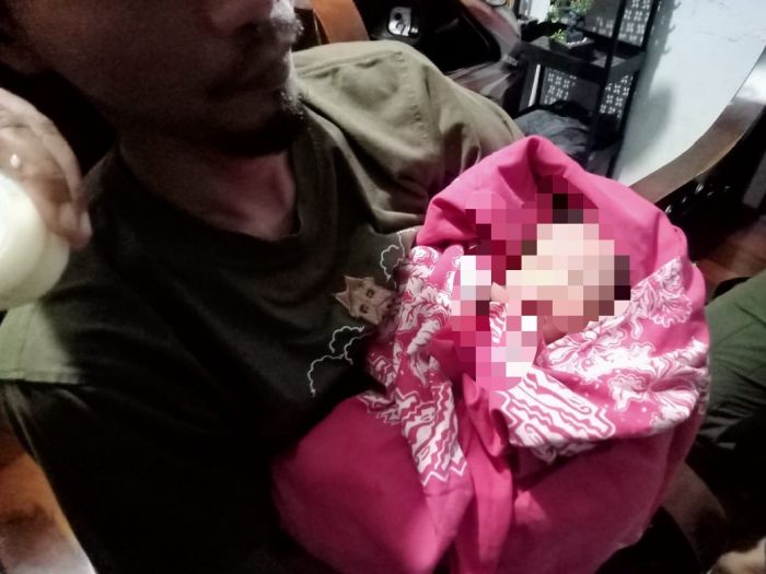 Geger! Warga Pacar Keling VI Surabaya Temukan Bayi Perempuan Dibuang di Atas Atap Rumah Geger! Warga Pacar Keling VI Surabaya Temukan Bayi Perempuan Dibuang di Atas Atap Rumah