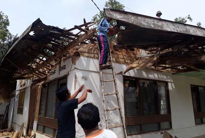 Suami Istri di Kadur Tertimpa Rumah Ambruk Suami Istri di Kadur Tertimpa Rumah Ambruk