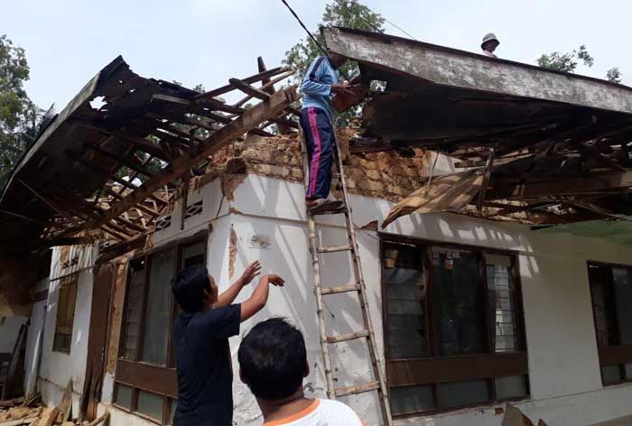 Suami Istri di Kadur Tertimpa Rumah Ambruk 