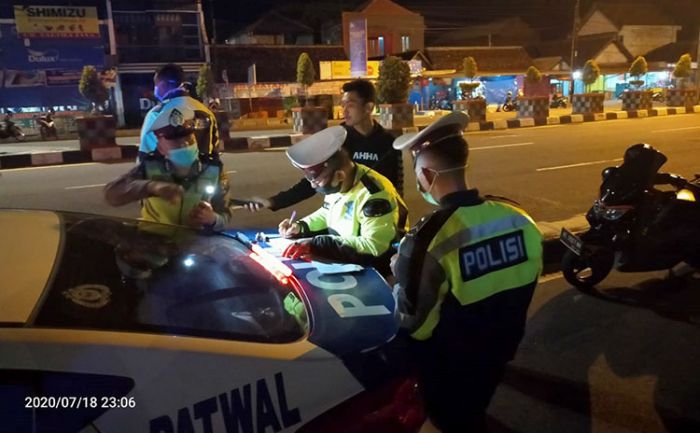 Razia Balap Liar, Polres Ngawi Amankan Puluhan Motor Tak Standar Razia Balap Liar, Polres Ngawi Amankan Puluhan Motor Tak Standar