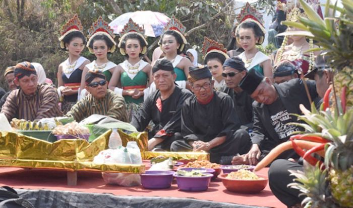 Ribuan Warga Ikuti Larung Sesaji Gunung Kelud