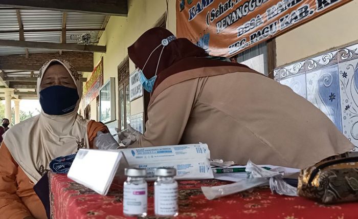 Mas Bup Dhito Tinjau Vaksinasi Pedagang Pasar Kandangan Kediri Mas Bup Dhito Tinjau Vaksinasi Pedagang Pasar Kandangan Kediri
