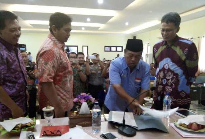 Nelayan Lamongan Tolak Kebijakan Kementerian Kelautan dan Perikanan Nelayan Lamongan Tolak Kebijakan Kementerian Kelautan dan Perikanan