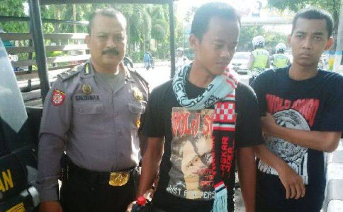 Bawa Arak, Suporter LA Diamankan Polisi 