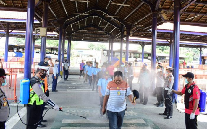 Gerak Cepat Lawan Corona, Polresta Sidoarjo Bersama Instansi Terkait Semprotkan Disinfektan Serentak Gerak Cepat Lawan Corona, Polresta Sidoarjo Bersama Instansi Terkait Semprotkan Disinfektan Serentak