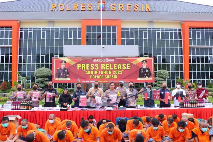 Polres Gresik Ekspose Ribuan Kasus Sepanjang Tahun 2022 Polres Gresik Ekspose Ribuan Kasus Sepanjang Tahun 2022