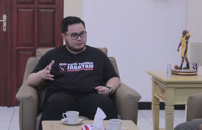 Kenakan Kaos Hitam dengan Tulisan Unik, Bupati Kediri Jadi Sorotan Kenakan Kaos Hitam dengan Tulisan Unik, Bupati Kediri Jadi Sorotan