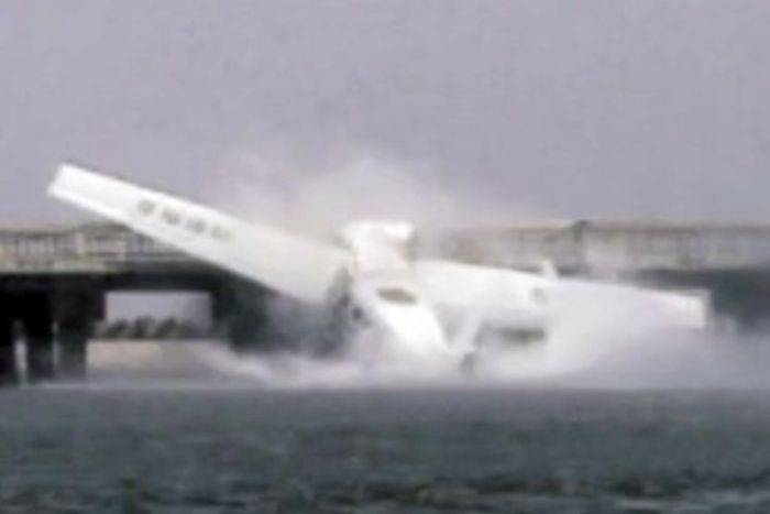 Pesawat Amphibi Tabrak Jembatan, 5 Tewas Pesawat Amphibi Tabrak Jembatan, 5 Tewas