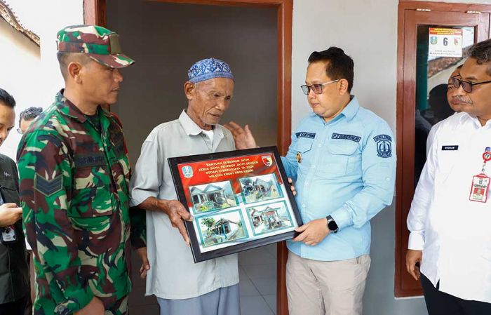 Upaya Entas Kemiskinan, Pj. Gubernur Adhy Serahkan Program Rehab RTLH Warga Tak Mampu di Kediri Upaya Entas Kemiskinan, Pj. Gubernur Adhy Serahkan Program Rehab RTLH Warga Tak Mampu di Kediri