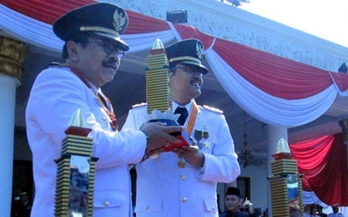 Piala Parasamya Purna Karya Nugraha diserahkan ke Pacitan dan Jombang Piala Parasamya Purna Karya Nugraha diserahkan ke Pacitan dan Jombang