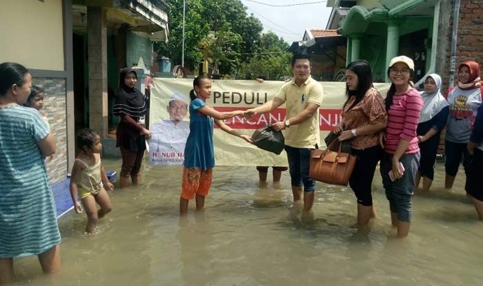 DPD Golkar Gresik Peduli Korban Banjir Kali Lamong