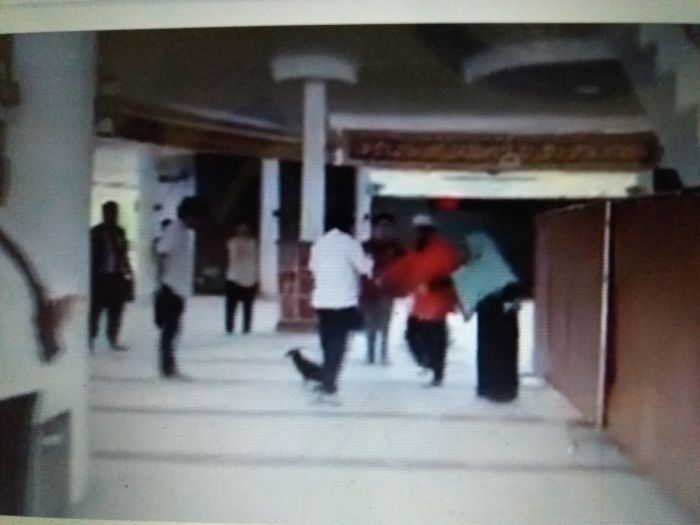 Wanita Ngaku Katolik Beringas, Lepas Anjing dalam Masjid, Kini Viral Wanita Ngaku Katolik Beringas, Lepas Anjing dalam Masjid, Kini Viral