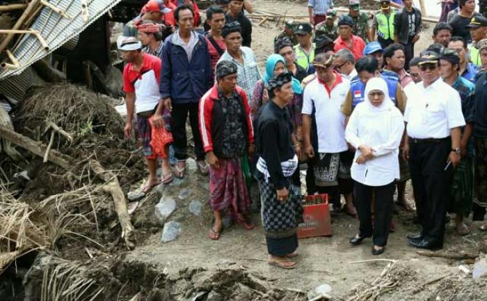 Mensos Kunjungi Pengungsi Korban Longsor di Bangli dan Buleleng