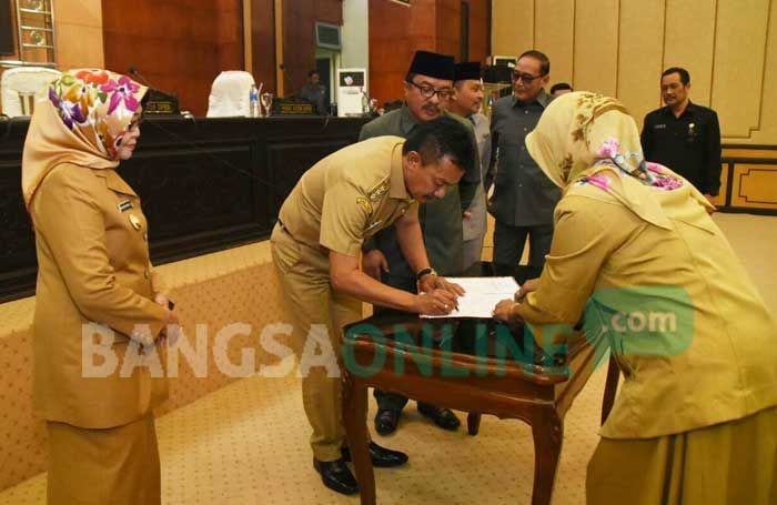 Raperda Tambahan Tunjangan DPRD Jombang Disahkan, Mobdin Dikembalikan ke Pemkab Raperda Tambahan Tunjangan DPRD Jombang Disahkan, Mobdin Dikembalikan ke Pemkab