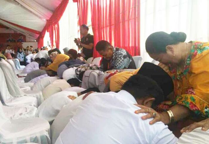 Bercucuran Air Mata, Ratusan Anak Binaan LPKA Blitar Basuh Kaki Orang Tuanya Bercucuran Air Mata, Ratusan Anak Binaan LPKA Blitar Basuh Kaki Orang Tuanya