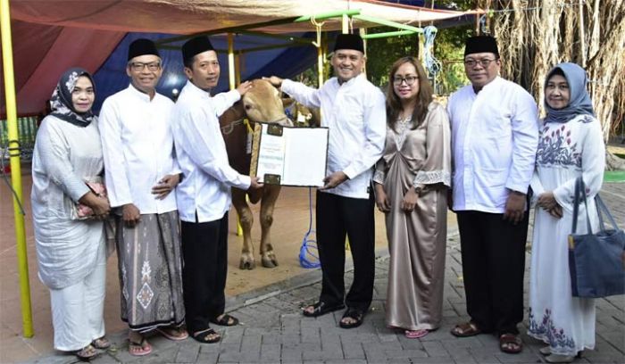 Petrokimia Gresik Serahkan 102 Hewan Kurban untuk Masyarakat