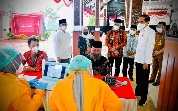 Dihadiri Presiden Jokowi, Kiai Sepuh di Sidoarjo Jalani Vaksinasi, Ketua MUI: AstraZeneca Halal Dihadiri Presiden Jokowi, Kiai Sepuh di Sidoarjo Jalani Vaksinasi, Ketua MUI: AstraZeneca Halal