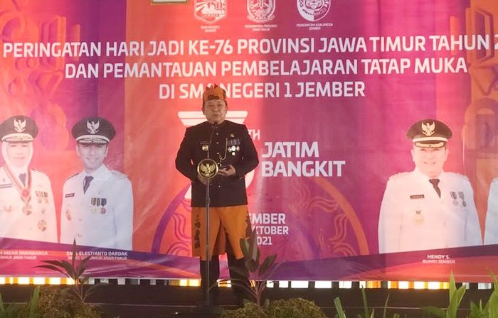 Hari Jadi Pemprov Jatim ke-76, Bupati Hendy dan Wabup Firjaun Ajak Masyarakat Jember Ikuti Vaksinasi Hari Jadi Pemprov Jatim ke-76, Bupati Hendy dan Wabup Firjaun Ajak Masyarakat Jember Ikuti Vaksinasi