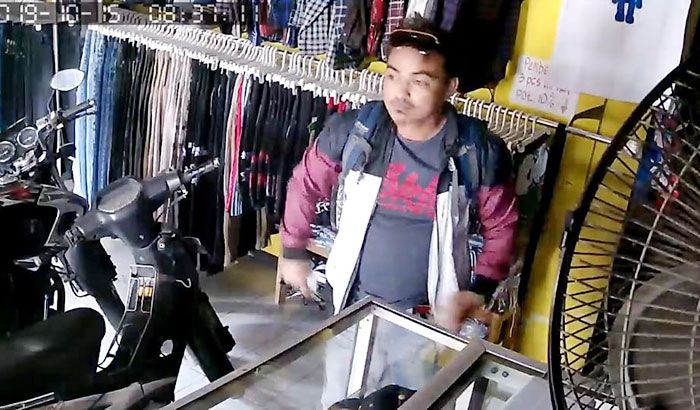 Waspada, Pelaku Pembobol Toko di Sidoarjo Masih Berkeliaran Waspada, Pelaku Pembobol Toko di Sidoarjo Masih Berkeliaran