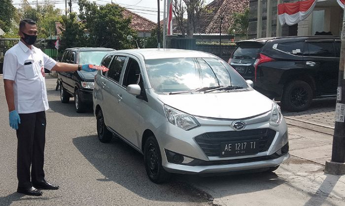 Pecahkan Kaca Mobil, Komplotan Rampok di Ponorogo Gasak Uang Rp 170 Juta Milik Pengusaha Rokok Pecahkan Kaca Mobil, Komplotan Rampok di Ponorogo Gasak Uang Rp 170 Juta Milik Pengusaha Rokok